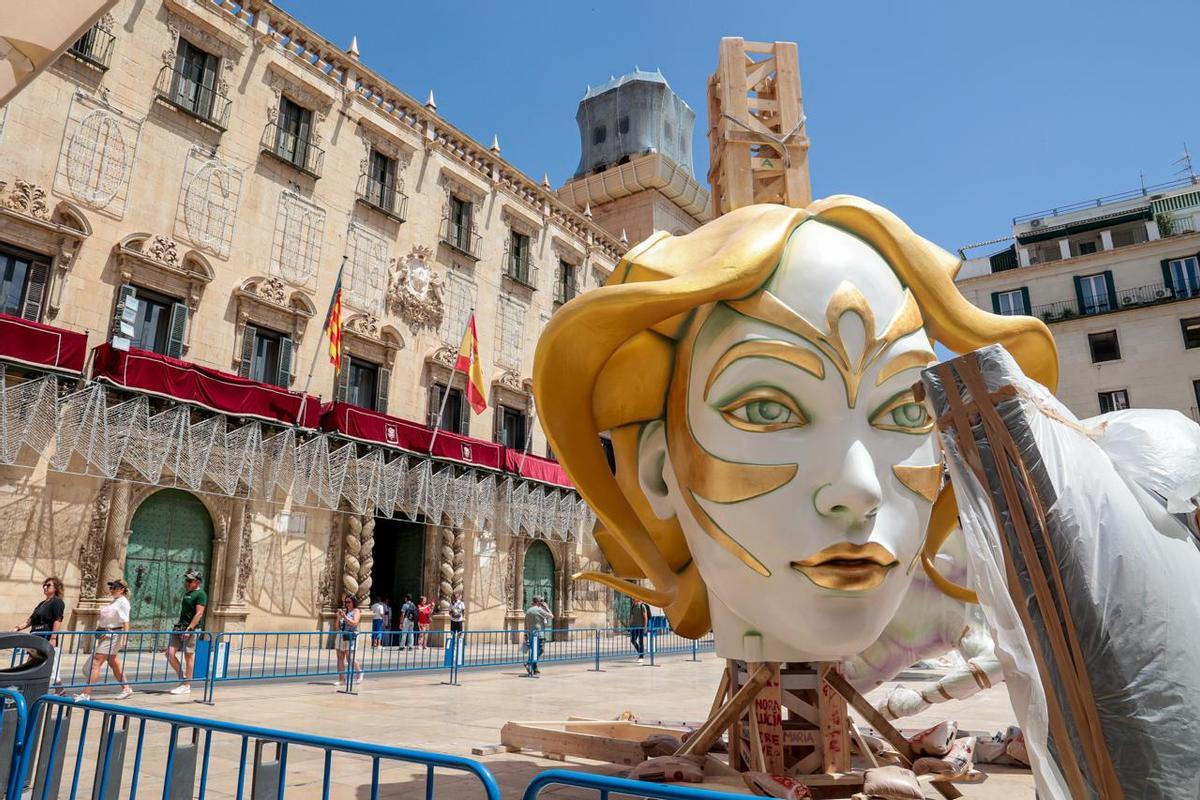 La Hoguera Oficial ya dibuja su silueta en la plaza del Ayuntamiento de Alicante