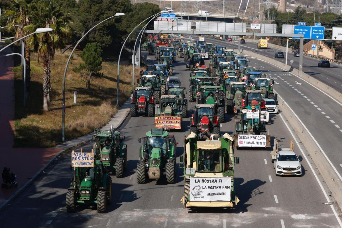 Tractores a su entrada a Barcelona por la Meridiana