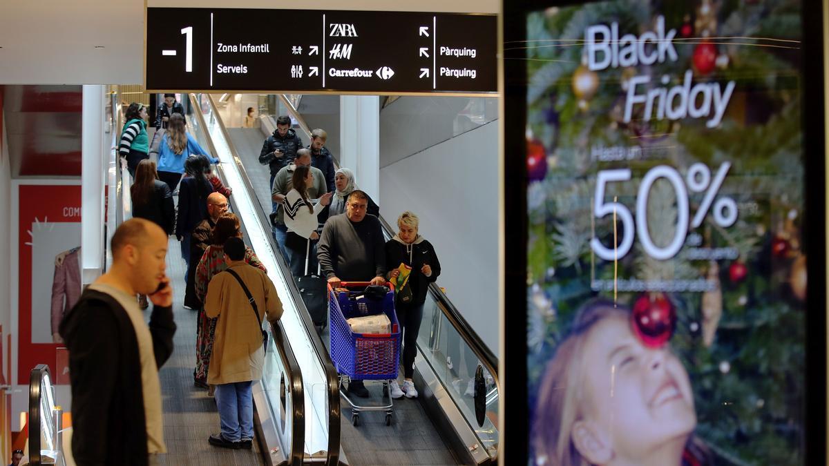 Un Black Friday intermitente y repartido por zonas. Ambiente en el Centro Comercial Glòries