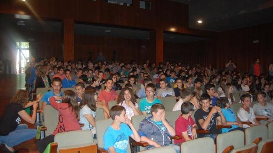 El teatre en la representació sobre el 1714 a càrrec d&#039;alumnes d&#039;Arrels