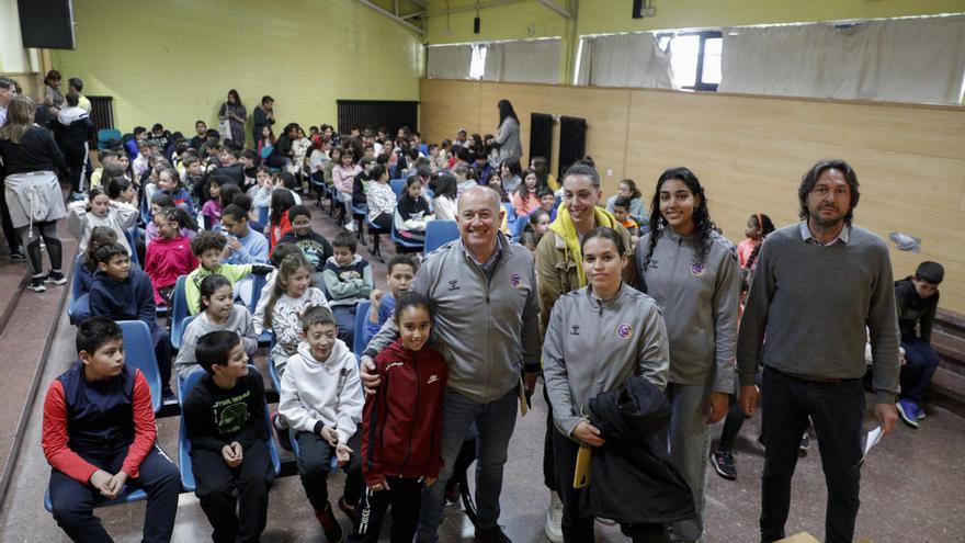 En imágenes. El Club Balonmano La Calzada visita el colegio Pumarín