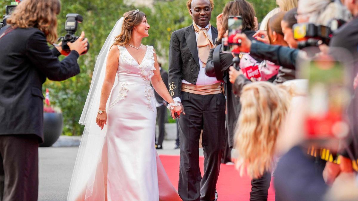 La princesa Marta Luisa de Noruega y Durek Verrett, en la celebración de su boda