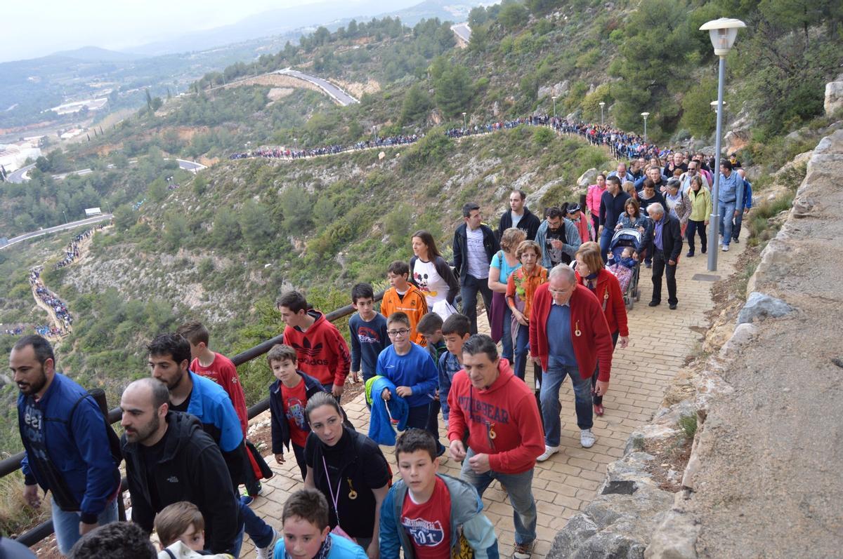 La romería a la ermita de San Cristóbal de l'Alcora es multitudinaria.