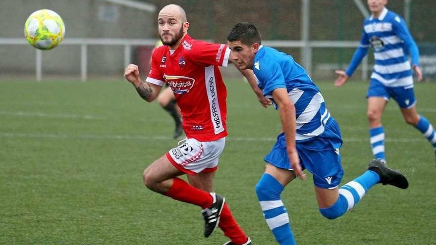 El delantero Borja se mide con un defensa del Fabril durante el partido de ayer. // Bernabé/J. Carlos Asorey