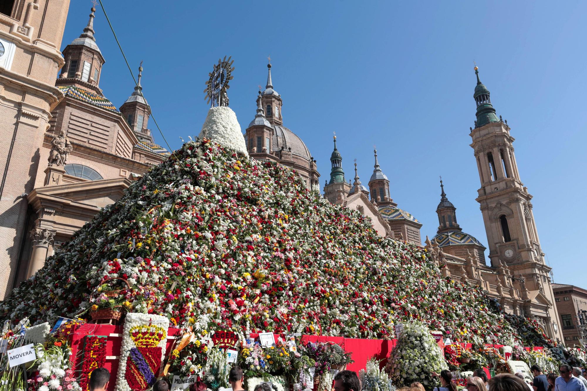 Ofrenda de flores a la Virgen del Pilar en 2019