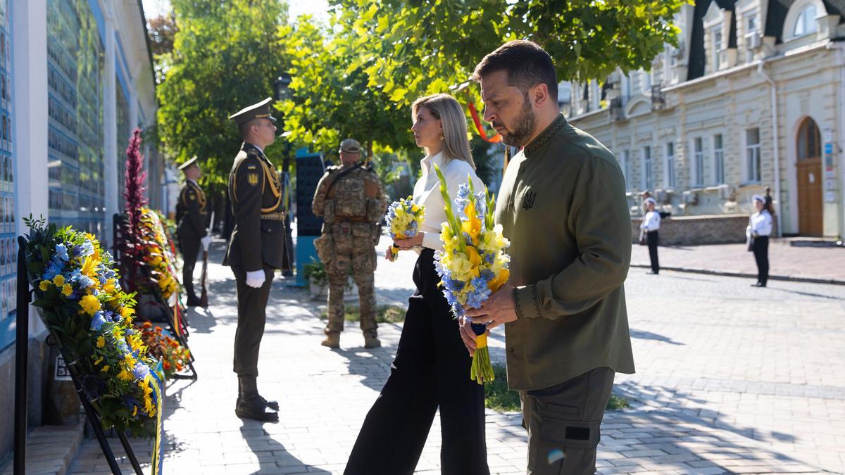 El presidente de Ucrania, Volodimir Zelenski, recuerda a los caídos en conflicto