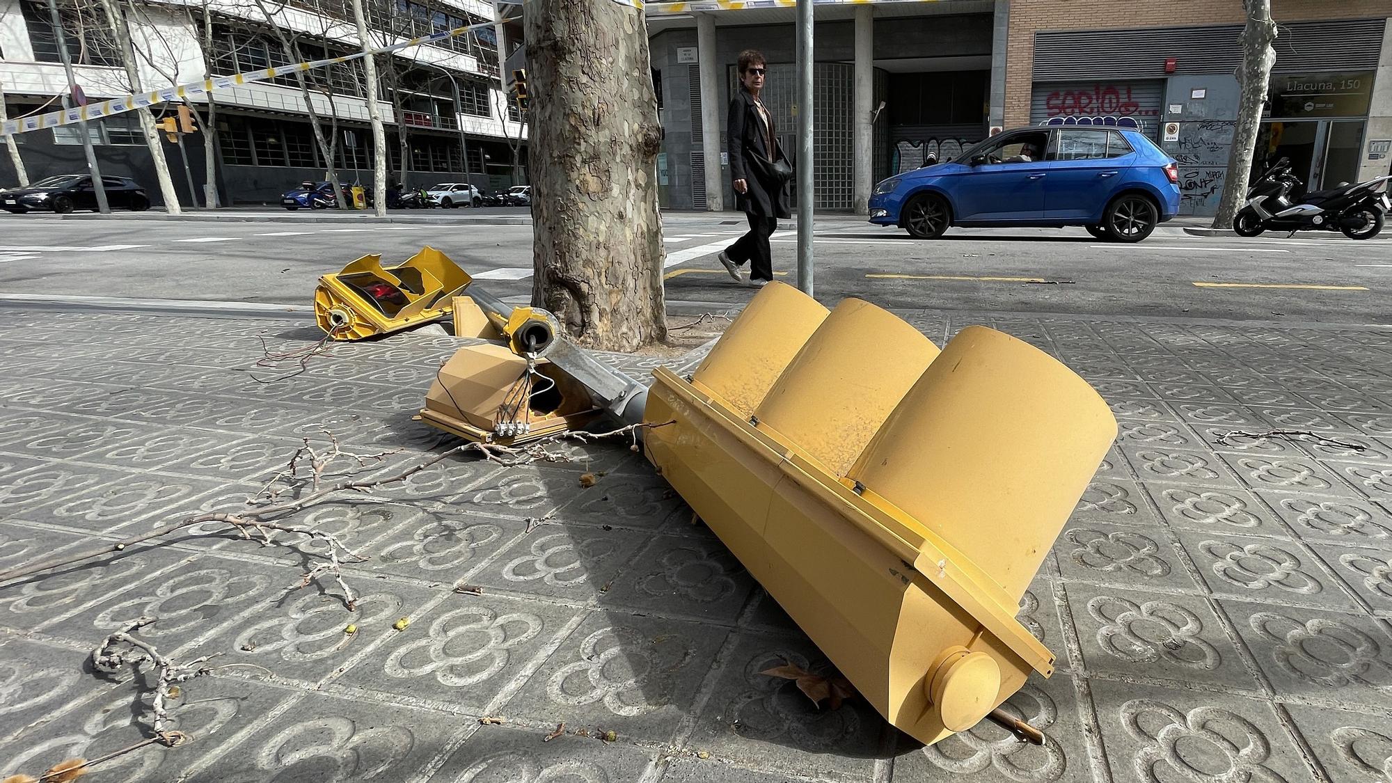 Barcelona 11/03/2023 Día de viento en Barcelona. En la foto, un semáforo caído por el viento en la calle Llacuna de Poblenou Fotografía de Ferran Nadeu