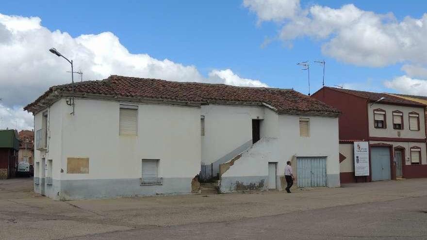 Un vecino camina delante de la casona donada al Ayuntamiento de Manganeses para Centro Cultural.