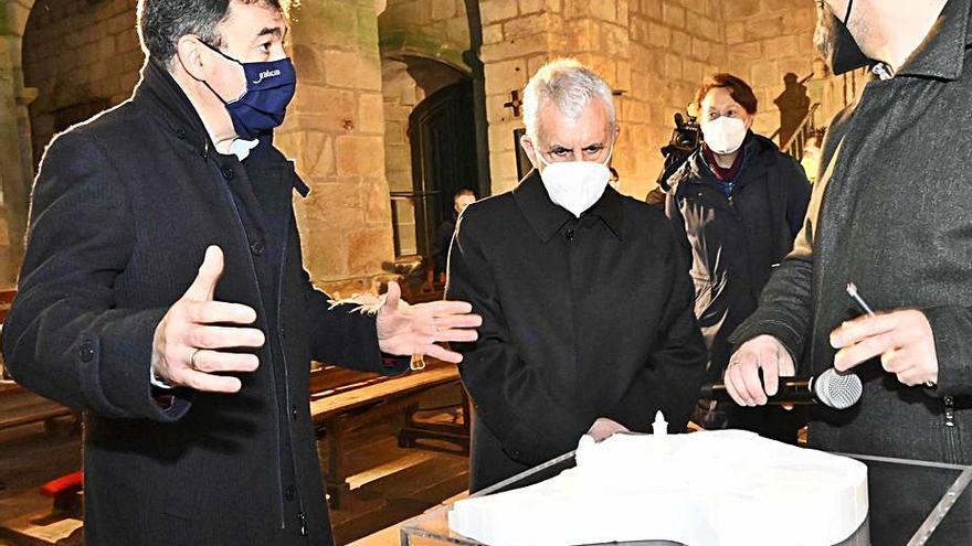 Visita de Román Rodríguez al Monasterio de Oia.   | // FDV