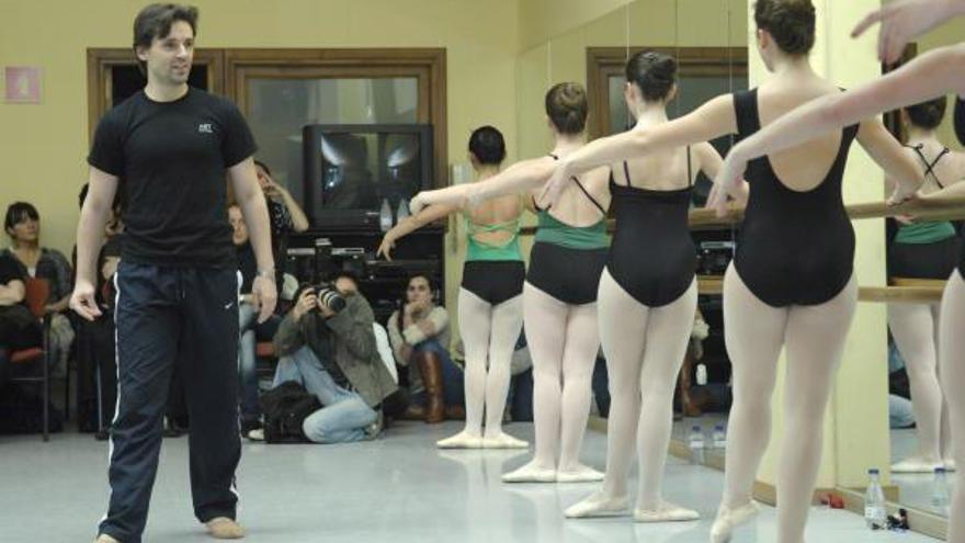 Alumnas del Conservatorio de Danza, en una clase magistral con el bailarín Ángel Corella. / Antón Varela