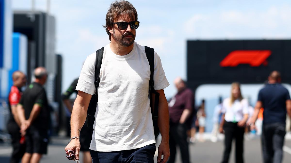 Fernando Alonso , a su llegada al paddock del Hungaroring