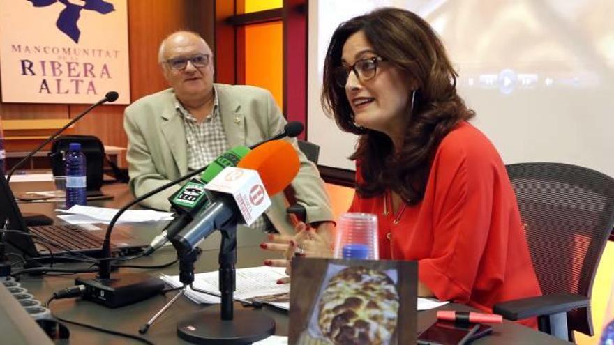 La alcaldesa y el concejal Nogués durante la presentación.