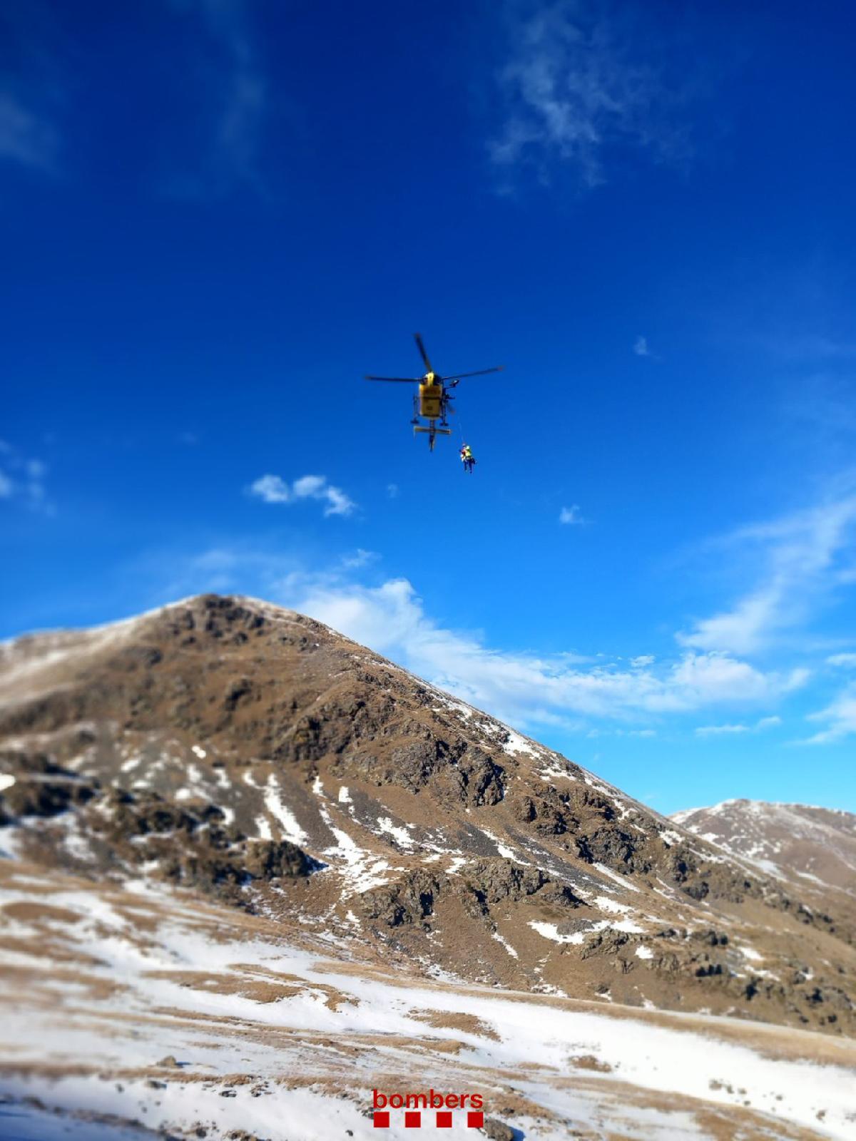 L'helicòpter evacuant l'excursionista del Puigmal.