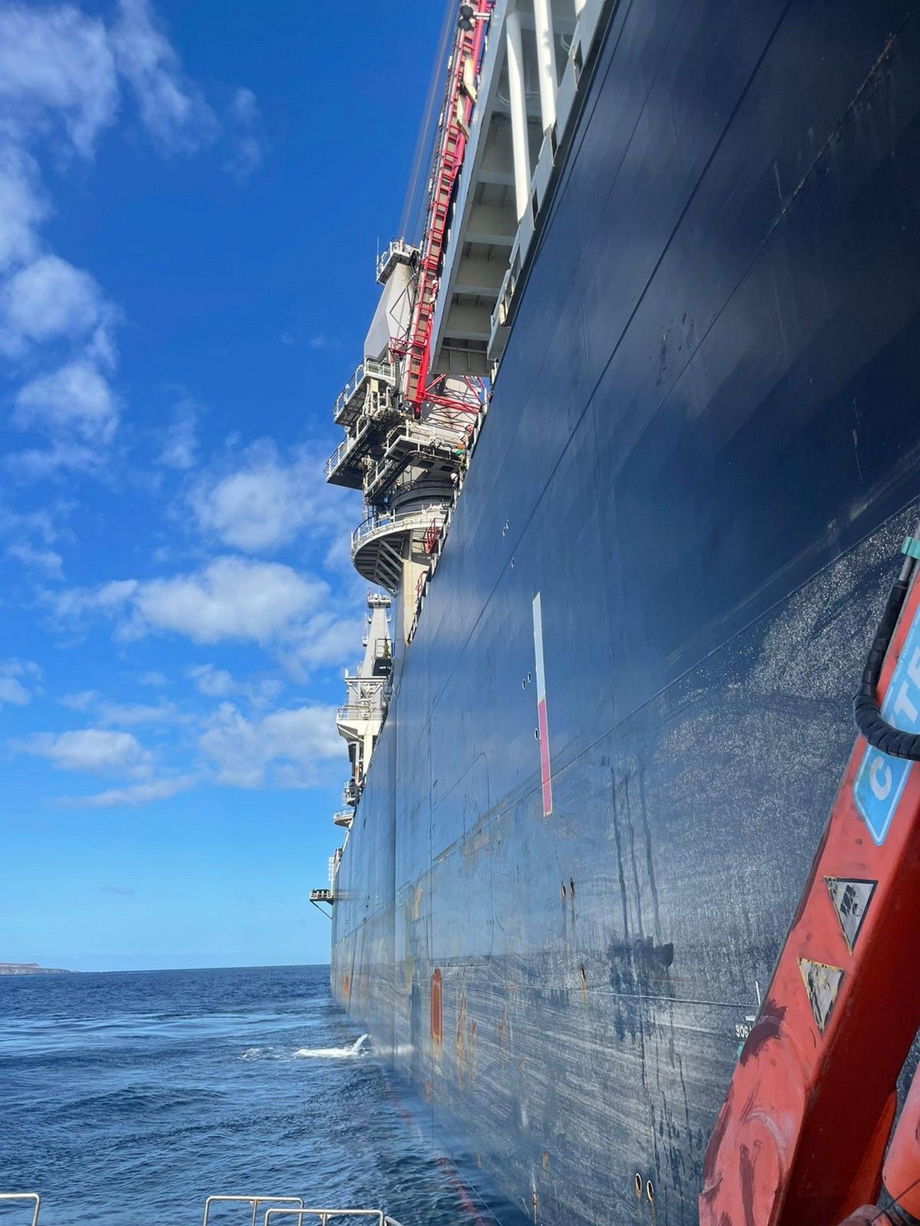 Pioneering Spirit, el buque más grande del mundo, cambia su tripulación en el Puerto de Las Palmas