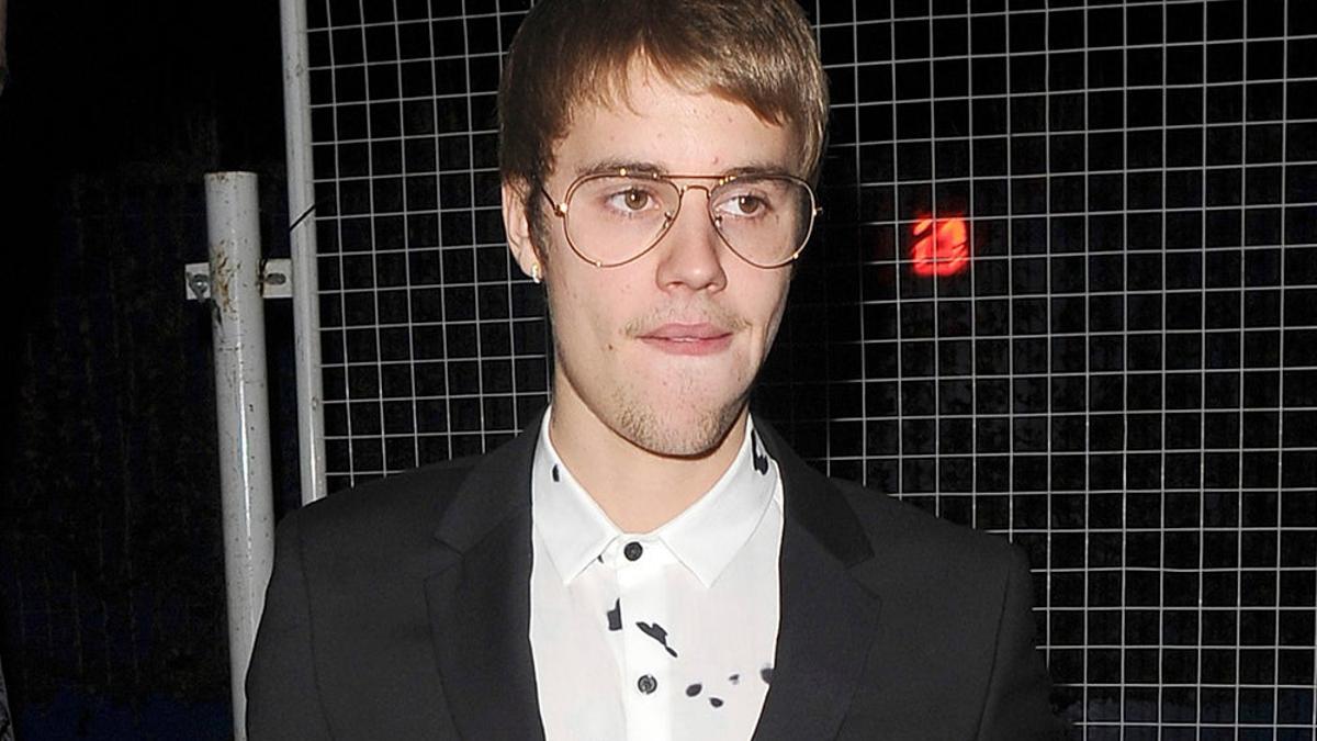 Justin Bieber sale de fiesta con gafas