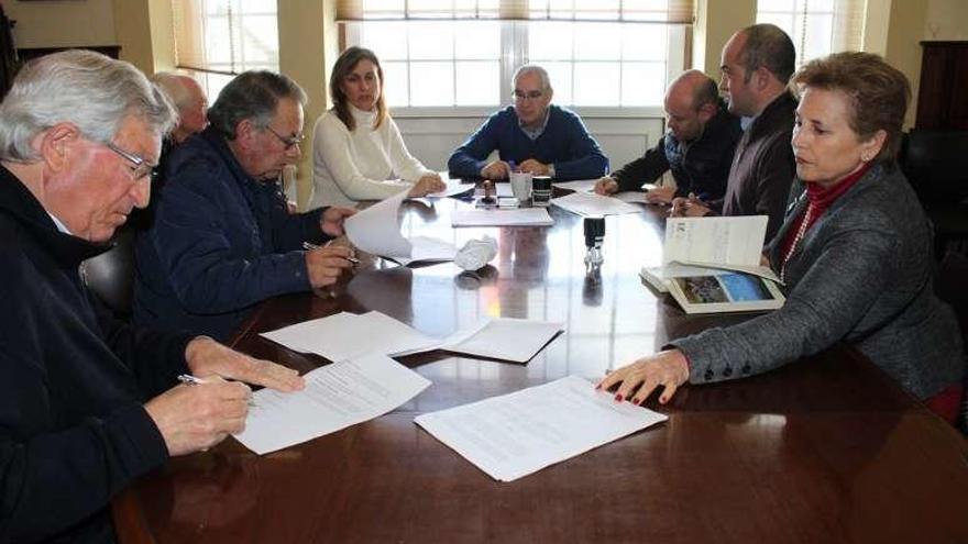 Los alcaldes, reunidos ayer en el Concello de A Lama. // FdV