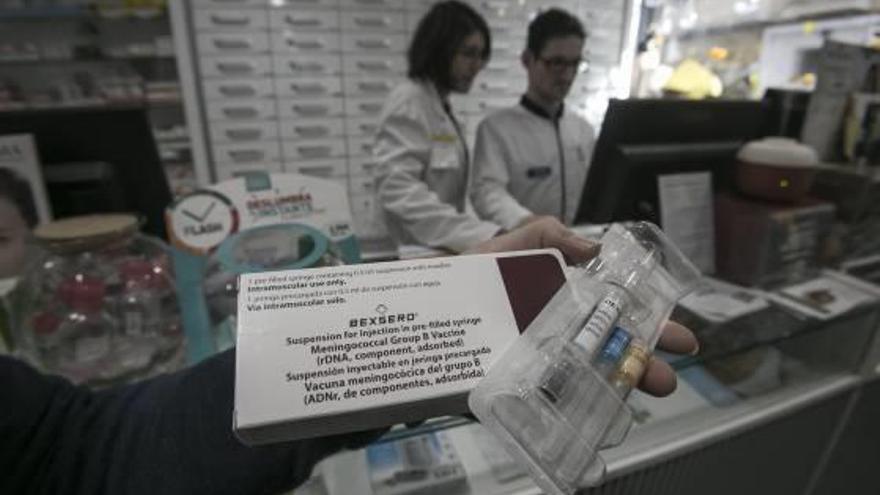 La vacuna Bexero en una farmacia de Elche.