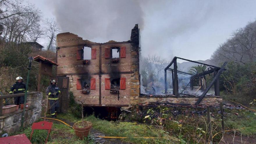 Grave incendio en Piloña: así quedó la casa donde falleció una mujer atrapada por las llamas