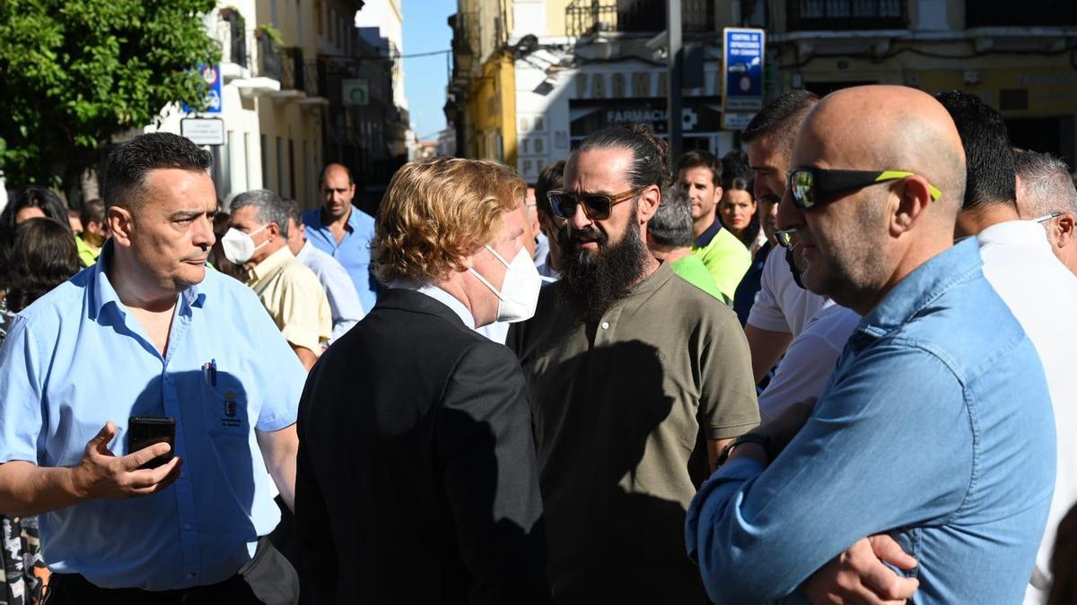 El alcalde, Ignacio Gragera, charla con varios trabajadores del ayuntamiento durante la protesta.