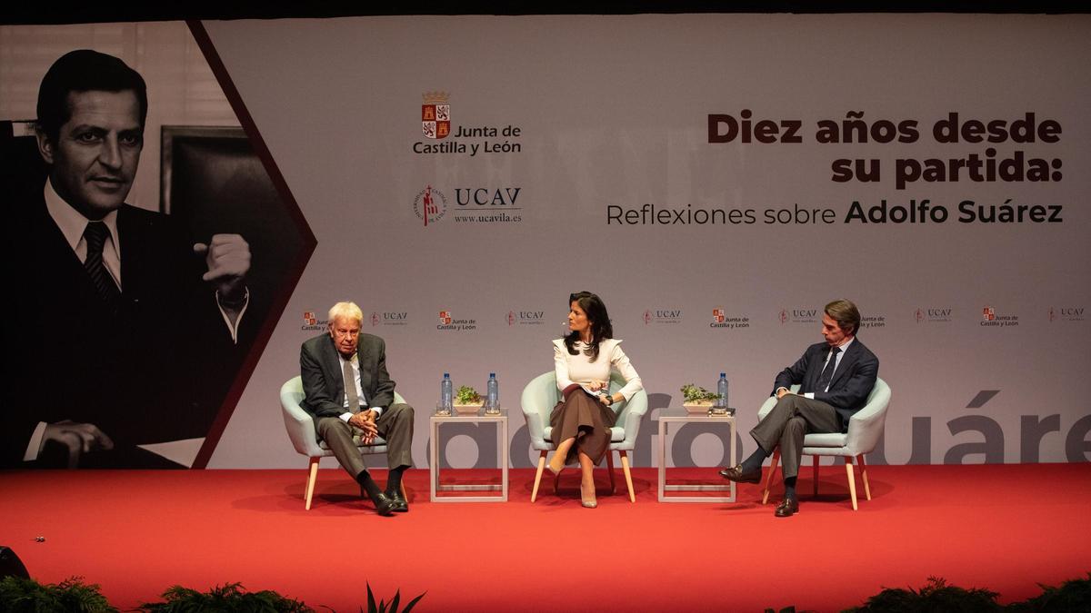 Felipe González y José María Aznar, durante la jornada sobre Adolfo Suárez en Ávila.
