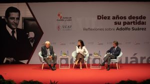 Felipe González y José María Aznar, durante la jornada sobre Adolfo Suárez en Ávila.