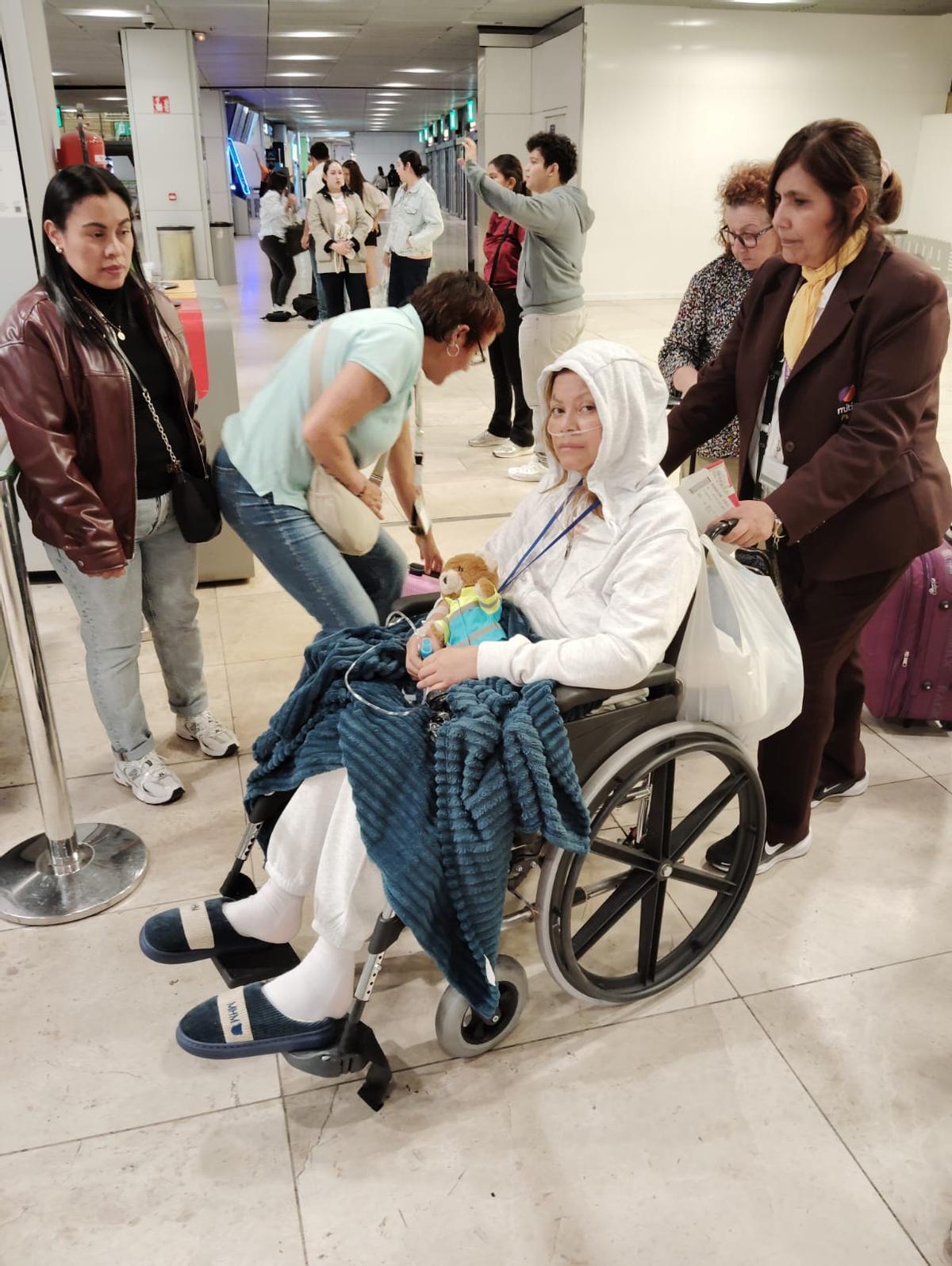 Nohemí, en el aeropuerto de Madrid, antes de partir a Honduras.