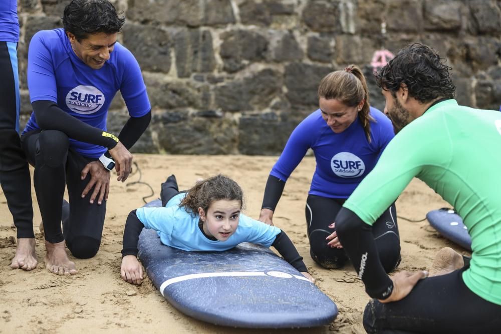 Surf solidario en la playa de San Lorenzo, Gijón