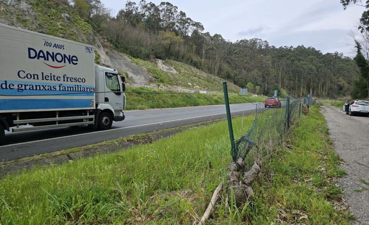 Protección Civil y Policía de Cangas, en Ameixoada. | FdV