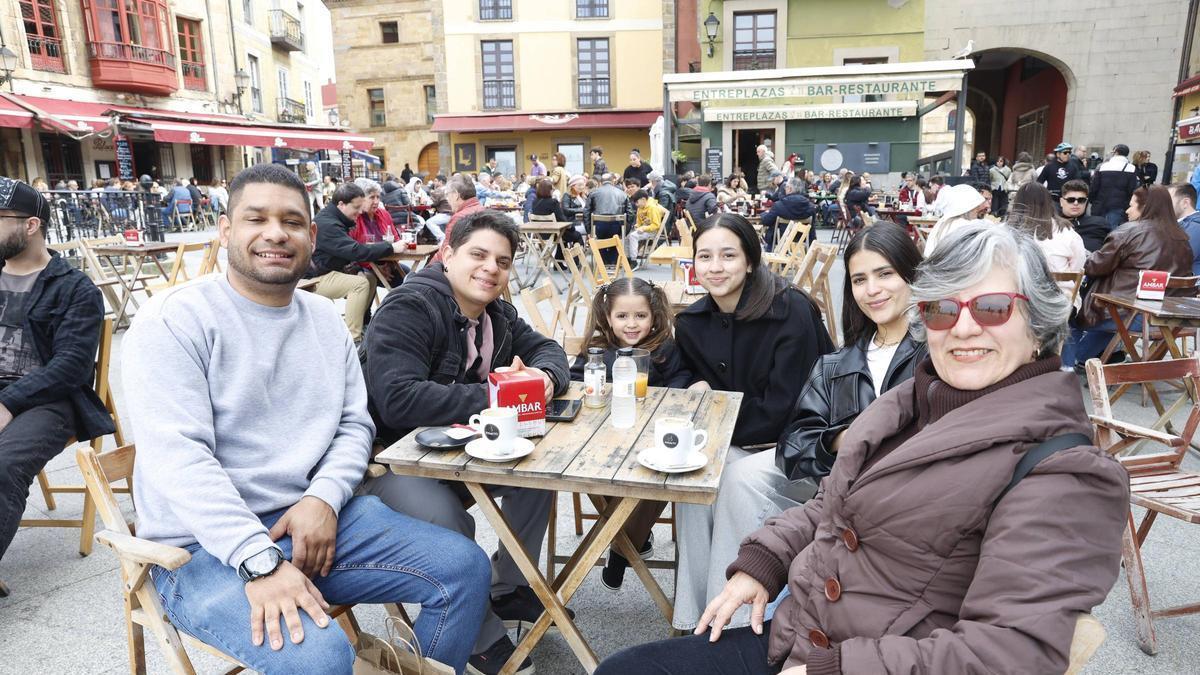 Semana Santa con "sabor a verano" en Gijón: en imágenes