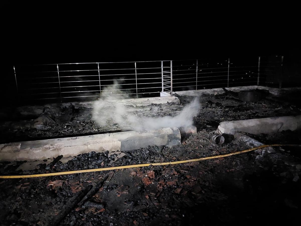 Ascuas del incendio producido en una terraza de la vivienda unifamiliar la pasada noche