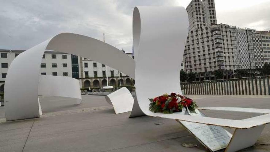 Ramo de flores colocado, ayer en el monumento.