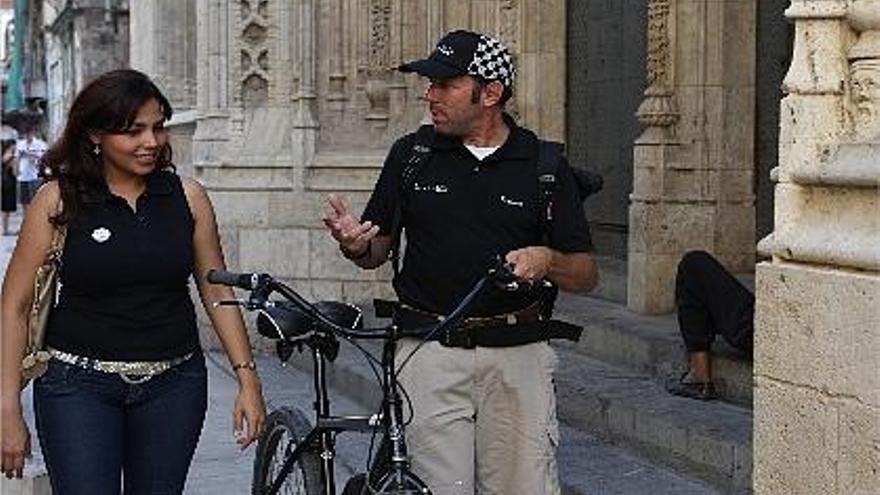 voluntarios. La colombiana Jacqueline conversando en valenciano ayuda con el idioma al norteamericano Richard.