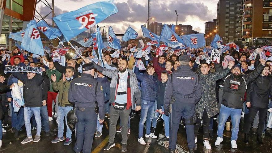 Aficionados celestes reciben al equipo en Balaídos durante el último compromiso liguero del Celta en casa, contra el Sevilla. // Marta G. Brea