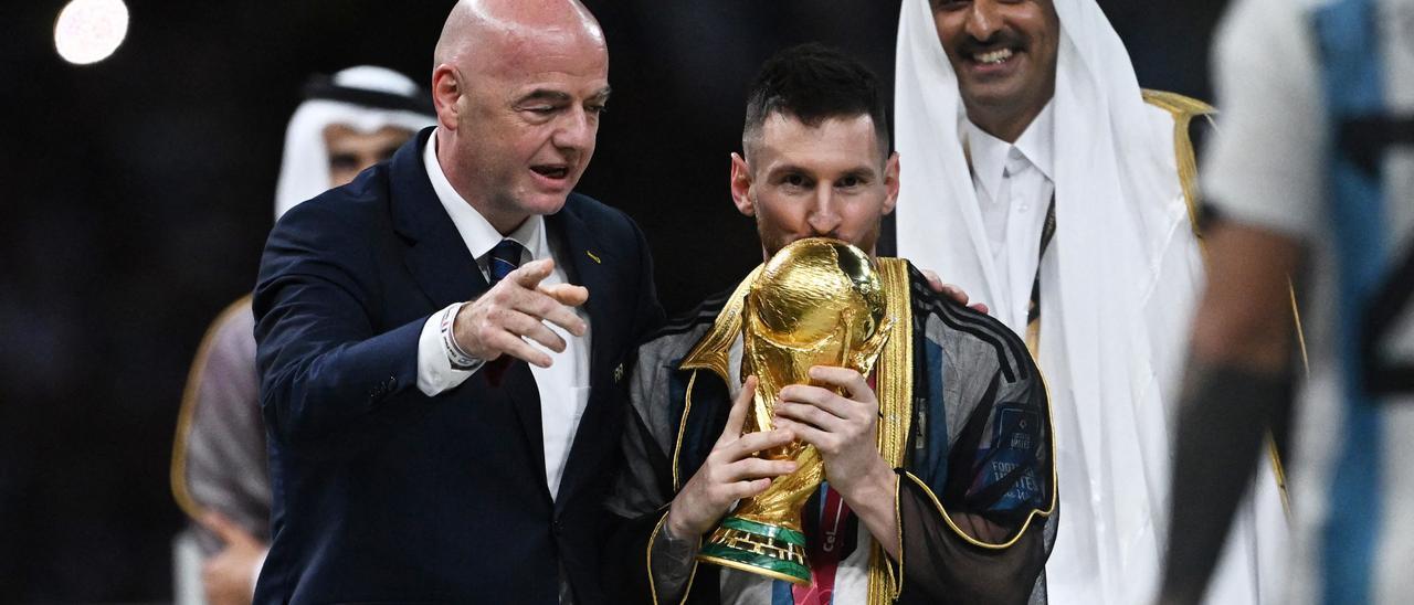 Gianni Infantino junto a Leo Messi, con la Copa del Mundo del Mundial de Qatar