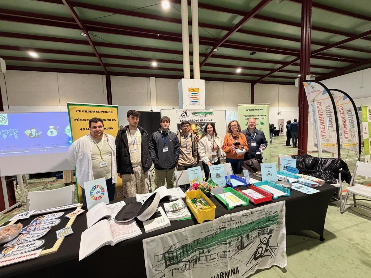 Uno de los expositores participantes en la feria del IES Arroyo Harnina.