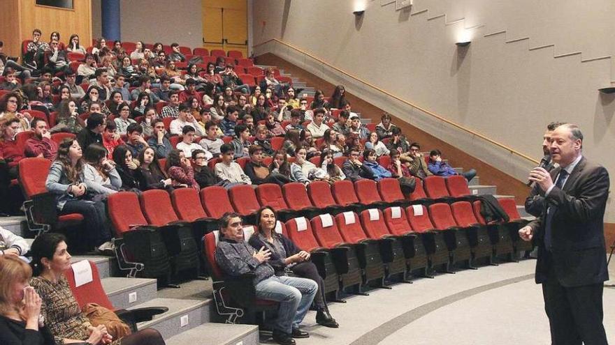 El rector y el vicerrector se dirigen a los alumnos de ESO y Bachillerato en el campus. // Iñaki Osorio