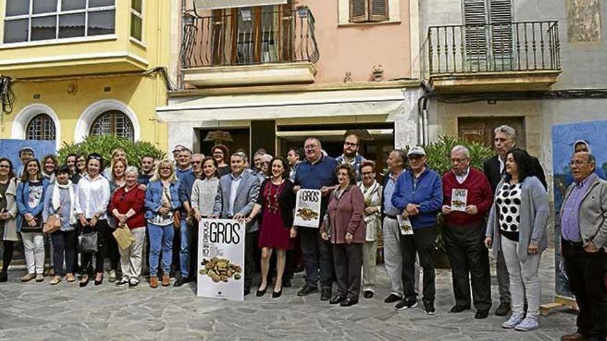 El alcalde con miembros de las entidades coorganizadoras de la feria del Dijous Gros.