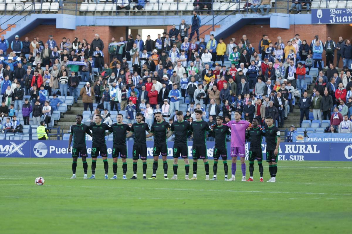 El Córdoba CF guarda un minuto de silencio en el Colombino, antes del encuentro ante el Recreativo.
