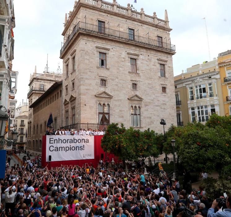 Así han sido las celebraciones del Valencia CF en la Basílica, Generalitat y ayuntamiento