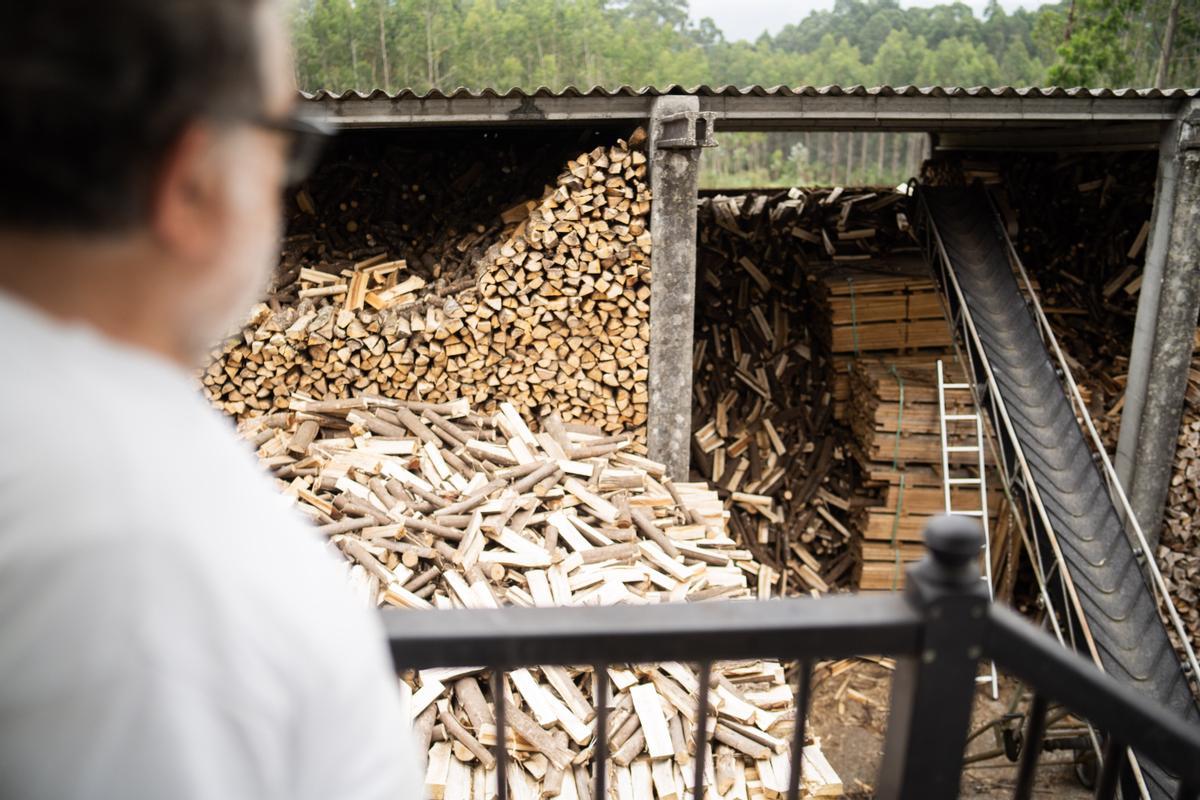 El alpendre de Pan do Tres, con 210 toneladas de madera para calentar el horno.