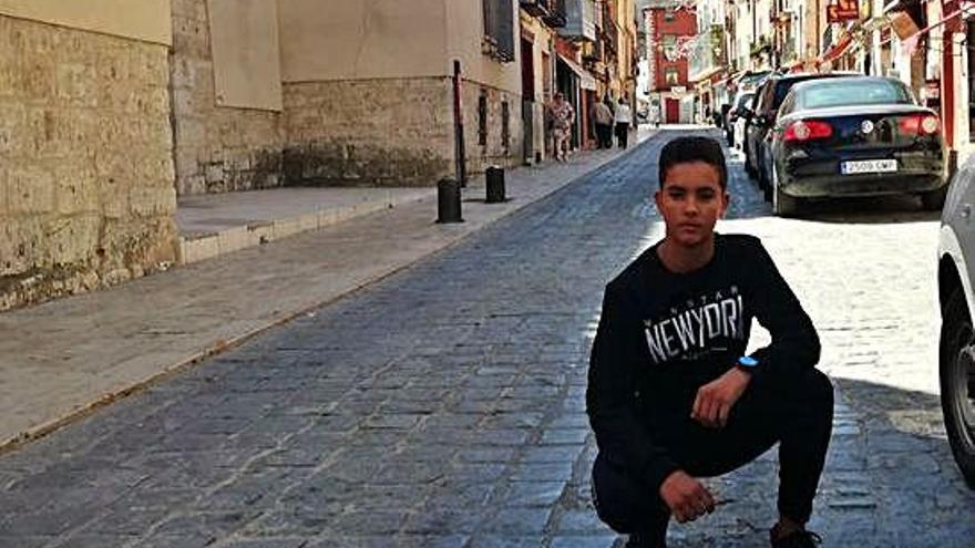 El adolescente en una de las calles principales de Toro el día de su llegada.