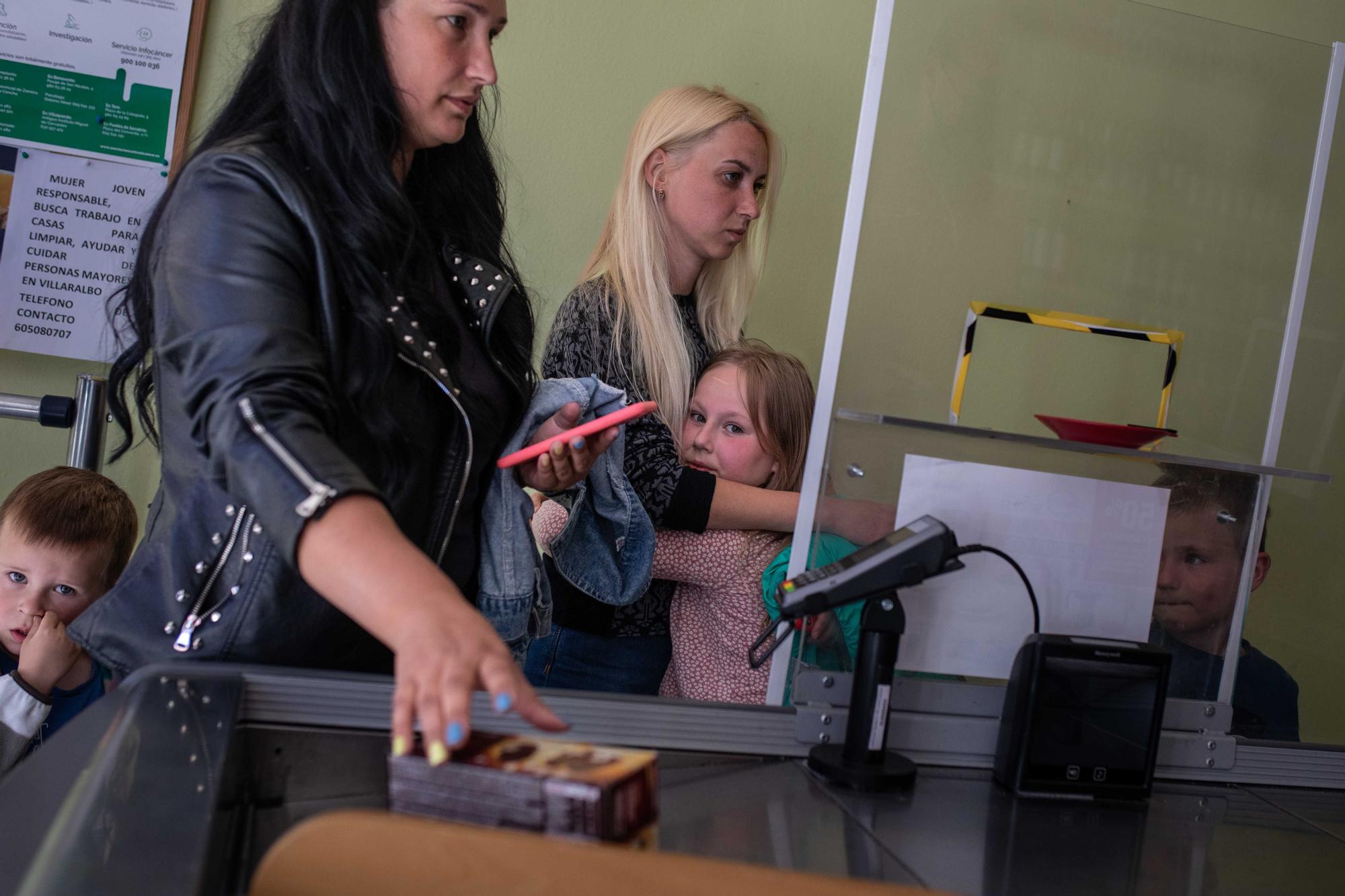 Veintiséis ucranianos se alojan en un viejo hotel de Villaralbo reabierto gracias a seis mujeres