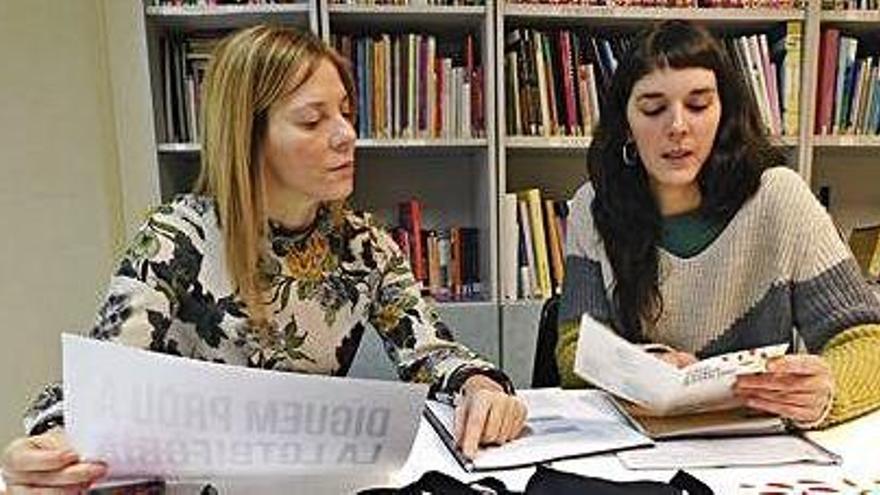 La regidora Cristina Cruz i la tècnica Maria Majà, responsable del servei.