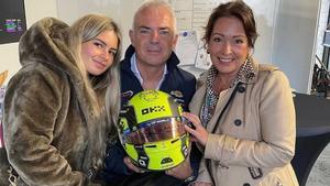 La familia Vant Hoff, con el casco de Lando Norris