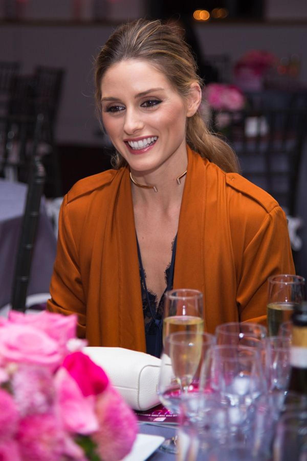 Olivia Palermo con maquillaje de tonos naranjas