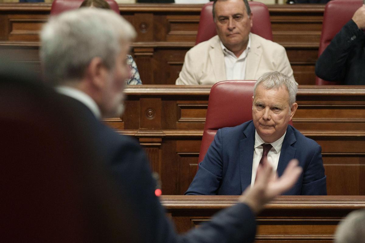 Fernando Clavijo y Sebastián Franquis durante un pleno del Parlamento de Canarias.
