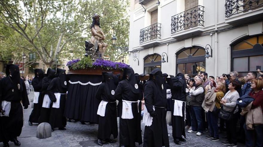 Las procesiones brillan con palmas y redobles en una soleada jornada