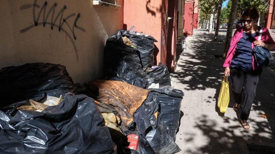 Bolsas de basura en el exterior de la vivienda.