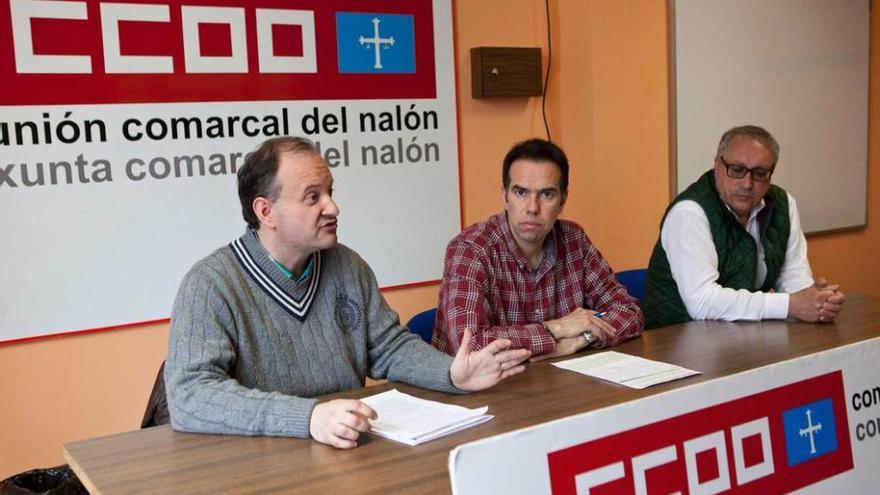 Por la izquierda, David Álvarez, José Manuel Zapico y Marcelino Fernández, en la sede de CC OO.