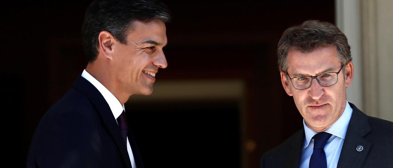 Pedro Sánchez recibe a Alberto Núñez Feijóo en La Moncloa.
